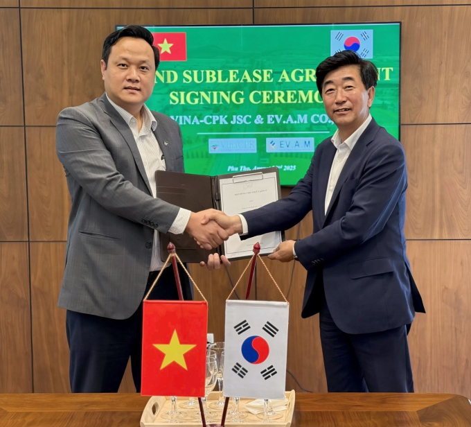 바티엔 공단 관계자와 이브이첨단소재 최동락 대표(오른쪽) /사진=이브이첨단소재
