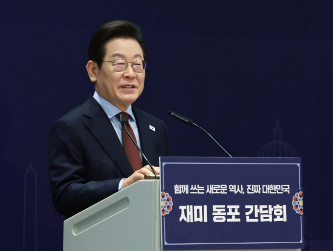이재명 대통령이 재미동포들을 만나 한미동맹 발전 방안을 도널드 트럼프 미국 대통령과의 정상회담서 모색하겠다고 밝혔다. 사진은 이 대통령이 지난 24일(현지시각) 미국 워싱턴D.C 한 호텔에서 열린 재미동포 만찬 간담회에서 인사말 하는 모습. /사진=뉴시스 