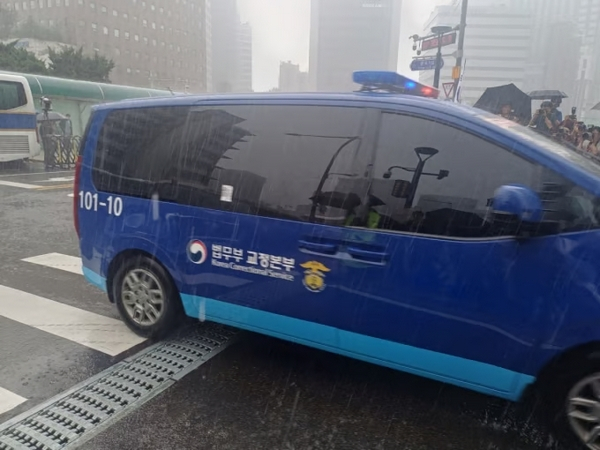 김건희 여사와 건진법사 전성배씨가 김건희 특검팀(특별검사 민중기) 조사를 위해 출석했다. 사진은 건진법사 전성배씨가 25일 특검 사무실에 호송차량을 타고 출석하는 모습. /사진=머니투데이