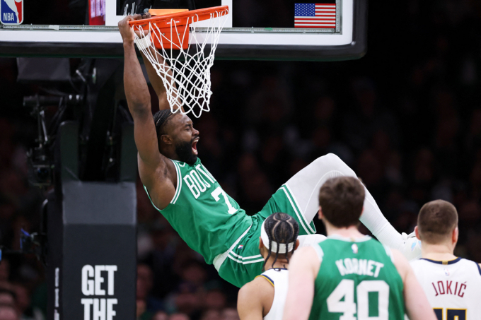 NBA 보스턴 셀틱스 간판스타 제일런 브라운의 부친이 살인미수 혐의로 경찰에 검거돼 재판을 받고 있다. 사진은 지난 3월2일(현지시각) 미국 프로농구(NBA)  보스턴 셀틱스팀의 포워드 제일런 브라운이 TD 가든에서 열린 덴버 너기츠와의 경기에서 덩크를 하고 있는 모습. /사진=로이터