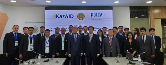 코이카(KOICA)와 카자흐스탄 국제개발단(KazAID)이 25일 카자흐스탄 아스타나 허브(Astana Hub)에서 공동 개최한 중앙아시아 5개국 디지털 역량강화 연수에 참가한 공무원들이 기념사진을 촬영하고 있다. /사진=코이카