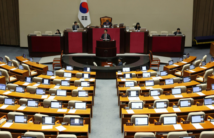 정치권과 경제계의 화두였던 상법 일부개정법률안이 지난달 3일 국회 본회의를 통과한 데 이어, 이른바 '더 센 상법'으로 불리는 2차 상법 개정안도 국회 본회의 문턱을 넘었다.사진은 주진우 국민의힘 의원이 25일 오전 서울 여의도 국회 본회의에서 상법 일부개정법률안(2차 상법 개정안)에 대한 무제한토론(필리버스터)을 하고 있는 모습. /사진=뉴시스