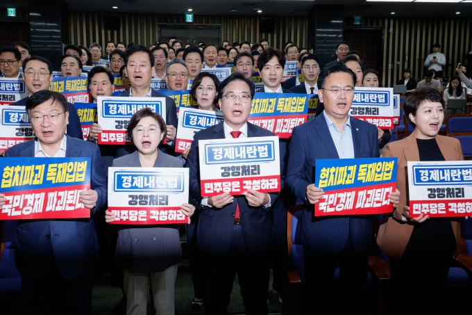 이번 2차 개정안은 여야 합의가 불발된 상태에서 범여권 단독으로 처리됐다. 사진은 25일 오전 서울 여의도 국회에서 열린 국민의힘 의원총회에서 의원들이 상법 개정안 여당 주도 본회의 통과를 규탄하며 구호를 외치고 있는 모습. /사진=뉴스1