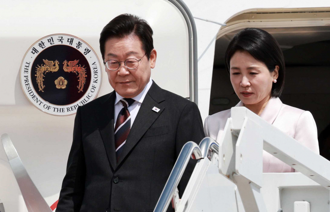 미국 백악관이 이재명 대통령과 도널드 트럼프 미국 대통령이 25일(이하 현지시각) 회담을 진행할 예정이라고 전했다. 사진은 이 대통령(왼쪽)과 김혜경 여사가 지난 24일 미국 워싱턴D.C 앤드루스 공군기지에 도착해 공군 1호기에서 내리는 모습. /사진=뉴시스