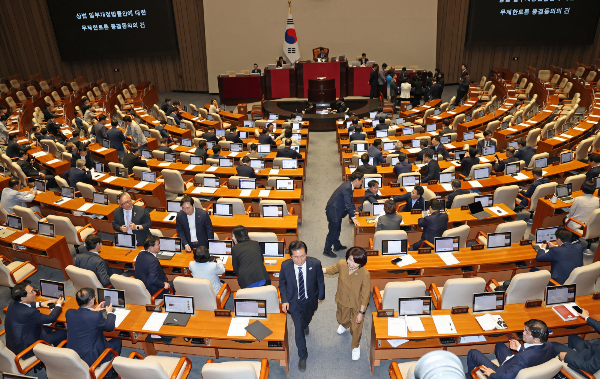 국회 본회의에서 집중투표제 의무화 등의 내용을 담은 상법개정안이 통과됐다. 사진은 정청래 더불어민주당 대표(가운데 통로 왼쪽)가 25일 오전 서울 여의도 국회에서 열린 제428회 국회(임시회) 제2차 본회의에서 '2차 상법 개정안' 투표를 마치고 본회의장을 나서는 모습. /사진=뉴스1