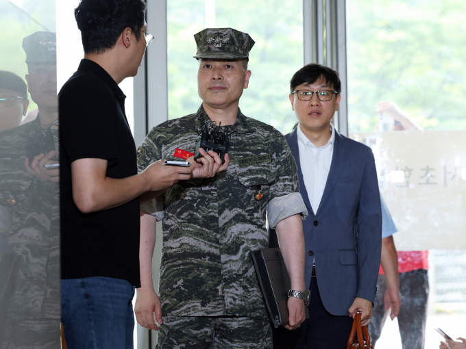 박정훈 해병대수사단장이 25일 서울 서초구 '순직 해병 특검'(이명현 특별검사) 사무실에서 3차 참고인 조사를 받기 위해 출석하고 있다. /사진=뉴스1
