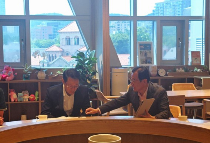 이현재 하남시장이 지난 22일 오세훈 서울시장을 만나 △위례신사선 하남연장 △감일·위례 시내버스 31번 마천역 연결 △서울시 버스노선 연장 △위례신도시 따릉이 서비스 확대 등 주요 교통현안에 대해 건의하고 있다. /사진제공=하남시