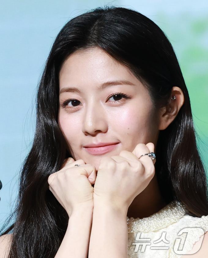 배우 신은수가 25일 오전 서울 마포구 호텔 나루 서울 엠갤러리에서 열린 넷플릭스 영화 '고백의 역사' 제작보고회에 참석해 포즈를 취하고 있다. '고백의 역사'?는 1998년, 열아홉 소녀 박세리가 일생일대의 고백을 앞두고 평생의 콤플렉스인 악성 곱슬머리를 펴기 위한 작전을 계획하던 중 전학생 한윤석과 얽히며 벌어지는 청춘 로맨스?다. 2025.8.25/뉴스1 ⓒ News1 권현진 기자