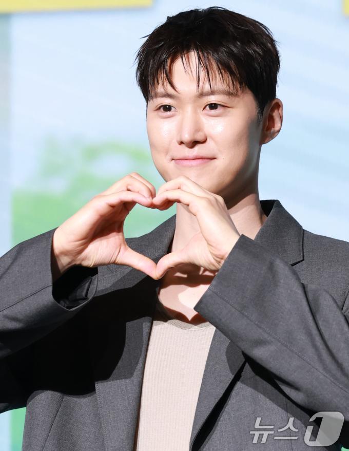 배우 공명이 25일 오전 서울 마포구 호텔 나루 서울 엠갤러리에서 열린 넷플릭스 영화 '고백의 역사' 제작보고회에 참석해 포즈를 취하고 있다. '고백의 역사'?는 1998년, 열아홉 소녀 박세리가 일생일대의 고백을 앞두고 평생의 콤플렉스인 악성 곱슬머리를 펴기 위한 작전을 계획하던 중 전학생 한윤석과 얽히며 벌어지는 청춘 로맨스?다. 2025.8.25/뉴스1 ⓒ News1 권현진 기자