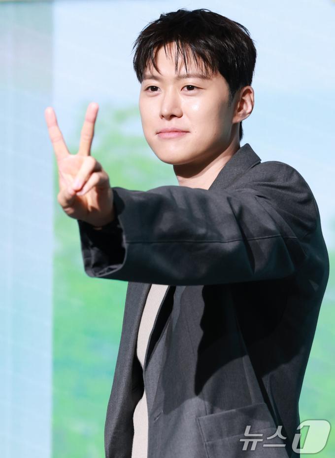 배우 공명이 25일 오전 서울 마포구 호텔 나루 서울 엠갤러리에서 열린 넷플릭스 영화 '고백의 역사' 제작보고회에 참석해 포즈를 취하고 있다. '고백의 역사'?는 1998년, 열아홉 소녀 박세리가 일생일대의 고백을 앞두고 평생의 콤플렉스인 악성 곱슬머리를 펴기 위한 작전을 계획하던 중 전학생 한윤석과 얽히며 벌어지는 청춘 로맨스?다. 2025.8.25/뉴스1 ⓒ News1 권현진 기자