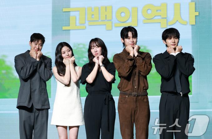배우 공명(왼쪽부터)과 신은수, 남궁선 감독, 차우민, 윤상현이 25일 오전 서울 마포구 호텔 나루 서울 엠갤러리에서 열린 넷플릭스 영화 '고백의 역사' 제작보고회에 참석해 포즈를 취하고 있다. '고백의 역사'?는 1998년, 열아홉 소녀 박세리가 일생일대의 고백을 앞두고 평생의 콤플렉스인 악성 곱슬머리를 펴기 위한 작전을 계획하던 중 전학생 한윤석과 얽히며 벌어지는 청춘 로맨스?다. 2025.8.25/뉴스1 ⓒ News1 권현진 기자