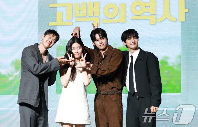배우 공명(오른쪽)과 신은수, 차우민, 윤상현이 25일 오전 서울 마포구 호텔 나루 서울 엠갤러리에서 열린 넷플릭스 영화 '고백의 역사' 제작보고회에 참석해 포즈를 취하고 있다. '고백의 역사'?는 1998년, 열아홉 소녀 박세리가 일생일대의 고백을 앞두고 평생의 콤플렉스인 악성 곱슬머리를 펴기 위한 작전을 계획하던 중 전학생 한윤석과 얽히며 벌어지는 청춘 로맨스?다. 2025.8.25/뉴스1 ⓒ News1 권현진 기자