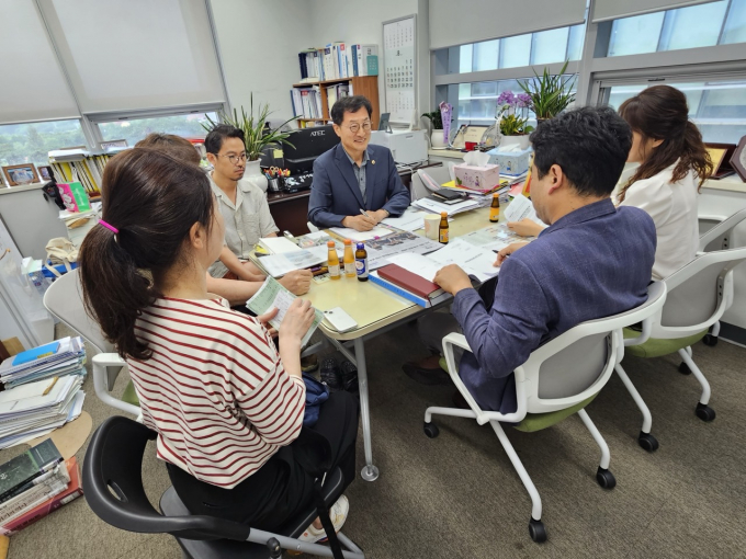  지난 6일 성남시의회 박종각 의원(맞은편 가운데)과 판교역 1번가 상인회 회장과 임원진, 성남시청 도시주택국 도시계획과 지구단위계획팀, 분당구청 위생안전과 식품지도팀 등 관계 부서가 참여한 가운데 성남시 옥외영업 합법화 방안을 주제로 한 주민간담회를 열고 있다. /사진제공=성남시의회