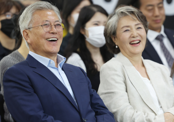경찰이 김정숙 여사의 의류 구매 과정에서 청와대 특수활동비가 사용됐다는 의혹에 대해 광범위한 수사를 벌였으나 혐의를 발견하지 못했다고 밝혔다. 사진은 문재인 전 대통령과 김정숙 여사가 서울 강남구 코엑스에서 열린 서울국제도서전에서 도종환·안도현·박성우 시인의 북토크 '그대와 가장 가까운 시간, 시 낭송회'에 참석한 모습. /사진=뉴시스