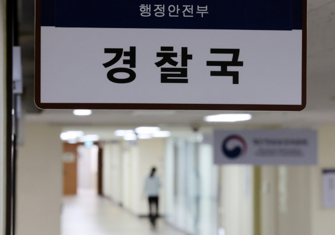 출범전부터 논란이 되었던  행정안전부 산하 조직인 경찰국이 3년만에 폐지됐다.사진은 지난 6월4일 서울 종로구 정부서울청사 내 행정안전부 경찰국 사무실 앞을 한 공무원이 지나가고 있는 모습. /사진=뉴시스