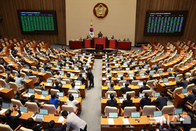 24일 오전 서울 여의도 국회에서 열린 제428회 국회(임시회) 제2차 본회의에서 노동조합 및 노동관계조정법 일부개정법률안(대안)이 더불어민주당 주도로 통과되고 있다./사진=뉴시스