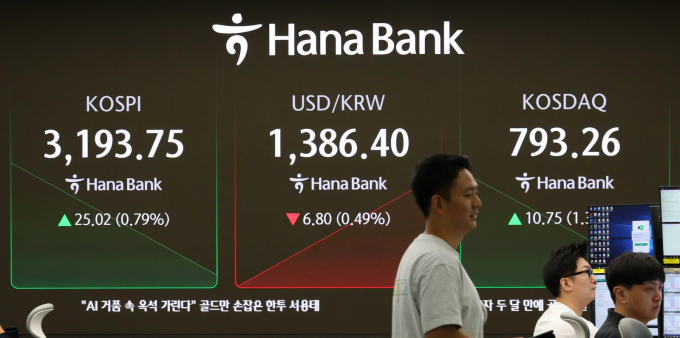장 초반부터 강세를 보인 코스피가 3200선을 되찾았다. 사진은 25일 오전 서울 중구 하나은행 딜링룸 전광판./사진=뉴시스