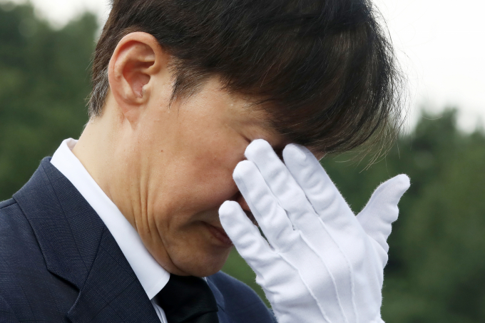  조국 조국혁신당 혁신정책연구원장이 25일 경남 김해시 진영읍 봉하마을을 찾아 고 노무현 전 대통령 묘역을 참배하며 눈물을 닦고 있다. /사진=뉴스1