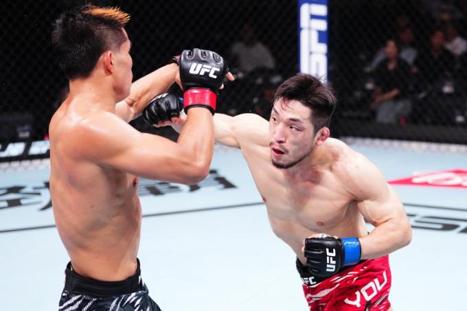 유수영(오른쪽)이 UFC 2연승에 성공했다.(UFC 제공)