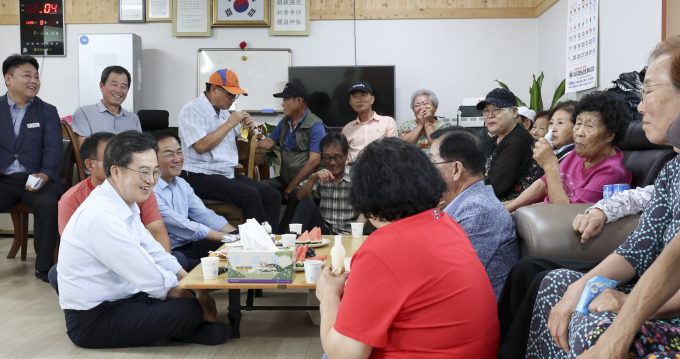 지난 20일 첫 번째 민생경제 현장투어로 평택시 포승읍 내기1리 마을회관 무더위쉼터를 방문한 김동연 경기도지사. /사진제공=경기도 