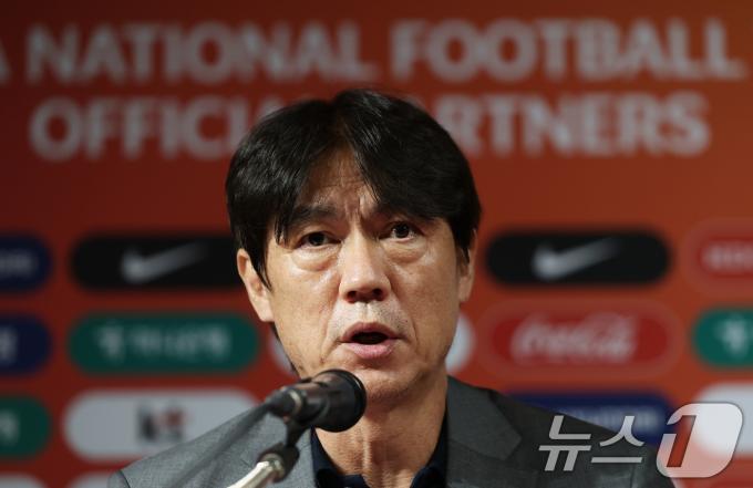 홍명보 축구 국가대표팀 감독이 25일 오후 서울 종로구 축구회관에서 9월 A매치 국가대표 명단을 발표하고 있다. 2026 북중미월드컵 대비 미국 원정 평가전에 나서는 축구대표팀은 다음 달 7일 미국 뉴저지주 해리슨에서 미국(세계랭킹 15위), 10일 테네시주 내슈빌에서 멕시코(13위)를 차례로 상대한다. 2025.8.25/뉴스1 ⓒ News1 오대일 기자