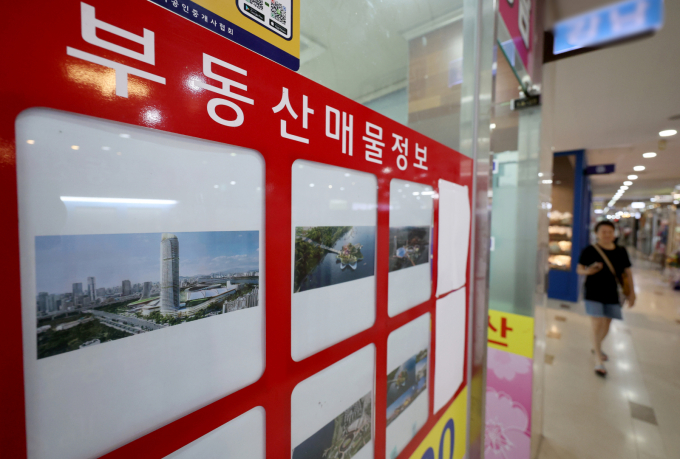  사진은 서울 시내 한 부동산에 매물 정보 게시판 모습. /사진=뉴스1