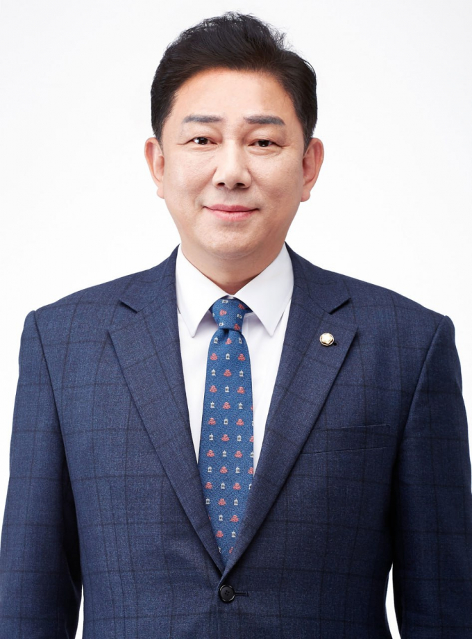 김병기 더불어민주당 원내대표가 대통령 임기와 공공기관장 임기를 일치시키는 법안을 발의했다. 사진은 김병기 더불어민주당 원내대표의 모습. /사진=김병기 의원실