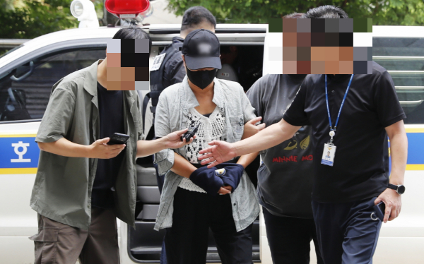 인천 강화도 한 카페에서 남편의 신체 중요 부위를 흉기로 자른 50대 여성의 범행에 사위뿐 아니라 딸도 가담한 것으로 드러났다. 사진은 남편의 중요 부위를 흉기로 절단해 살해하려 한 혐의를 받는 50대 아내가 구속 전 피의자 심문(영장실질심사)를 받기 위해 출석하는 모습. /사진=뉴시스