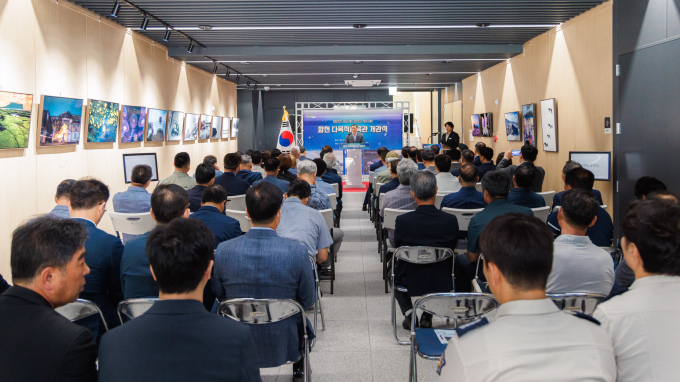 25일 열린 합천 다목적체육관 개관식에서 김윤철 군수가 인사말을 건네고 있다./사진=합천군