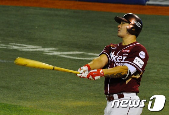 21일 저녁 창원 마산야구장에서 열린 ‘2015 타이어뱅크 KBO 리그’ 넥센히어로즈와 NC다이노스의 경기에서 4회초 넥센히어로즈 공격 선두타자로 들어선 박병호가 NC다이노스 이태양을 상대로 초구를 그대로 타격해 솔로 홈런을 터뜨리고 타구를 바라보고 있다. 이로써 넥센히어로즈 박병호는 2년연속 50홈런 달성이라는 기록을 세웠다. 2015.9.21/뉴스1 ⓒ News1 이승배 기자