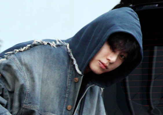 그룹 BTS(방탄소년단) 멤버 정국을 비롯해 국내 재력가들의 명의를 도용해 거액을 빼돌린 해킹조직 총책이 국내로 송환됐다. 사진은 지난 2023년 7월 SBS '인기가요' 사전녹화를 위해 서울 강서구 SBS등촌동 공개홀로 도착한 그룹 방탄소년단 멤버 정국. /사진=머니투데이