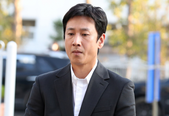 배우 고(故) 이선균씨를 협박해 수억원을 갈취한 혐의 등으로 재판받은 유흥업소 실장이 별개의 마약 투약 사건 2심에서도 실형을 선고받았다. 사진은 지난 2023년 10월 인천광역시 논현경찰서에 마약류 관리에 관한 법률 위반 혐의에 대한 경찰 조사를 받기 위해 도착한 고 이선균. /사진=스타뉴스