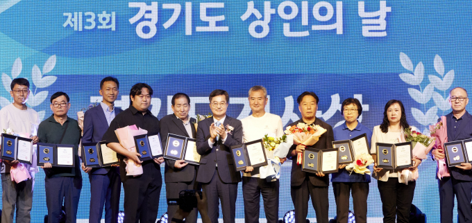 25일 오전 한양대 에리카에서 열린 '제3회 경기도 상인의 날' 행사에서 김동연 경기도지사(가운데)가 전통시장 활성화 유공자 등에게 표창수여 후 기념촬영을 하고 있다. /사진제공=경기도