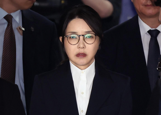 민중기 특별검사팀(김건희특검팀)이 김건희 여사의 구속 후 4차 조사가 약 6시간 30분 만에 종료됐다고 전했다. 사진은 지난 12일 윤석열 전 대통령 부인 김건희 여사가 서울 서초구 서울중앙지법에서 열린 영장실질심사(구속 전 피의자 심문)을 마친 뒤 법원을 나서고 있는 모습. /사진=뉴시스(사진공동취재단)