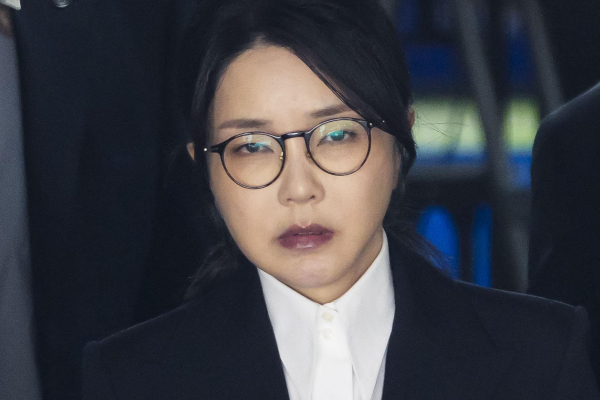 김건희 특검팀이 김 여사 측에 오는 27일 소환 조사를 통보했다. 사진은 자본시장과 금융투자업에 관한 법률 위반, 정치자금법 위반, 특정범죄 가중처벌 등에 관한 법률 위반(알선수재) 등의 혐의를 받는 윤석열 전 대통령 부인 김건희 여사가 지난 12일 오후 서울 서초구 서울중앙지법에서 열린 구속 전 피의자 심문(영장실질심사)를 마친 뒤 법원을 나서고 있는 모습. /사진=뉴시스(공동취재단)
