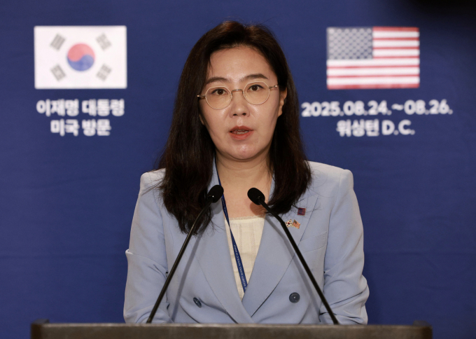 도널드 트럼프 미국 대통령이 한미정상회담을 앞두고 '한국에서 숙청 또는 혁명이 일어나는 것 같다'고 주장한 것에 대해 대통령실이 입장을 밝혔다. 사진은 강유정 대변인이 25일(현지 시간) 미국 워싱턴D.C 프레스센터 내 중앙기자실에서 정상회담 및 방미일정 관련 브리핑을 하는 모습. /사진=뉴시스