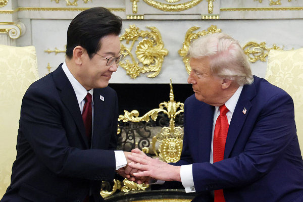 이재명 대통령과 도널드 트럼프 미국 대통령이 한반도 평화에 대해 언급했다. 사진은 이재명 대통령과 도널드 트럼프 미국 대통령이 25일(현지 시간) 미국 워싱턴DC 백악관에서 한미 정상회담을 하며 악수하는 모습. /사진=뉴시스