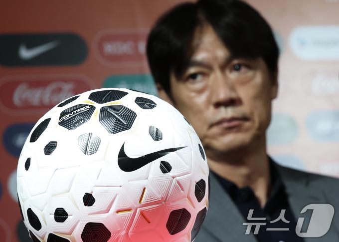 홍명보 축구 국가대표팀 감독이 25일 오후 서울 종로구 축구회관에서 9월 A매치 국가대표 명단을 발표한 후 잠시 생각에 잠겨 있다. 2025.8.25/뉴스1 ⓒ News1 오대일 기자
