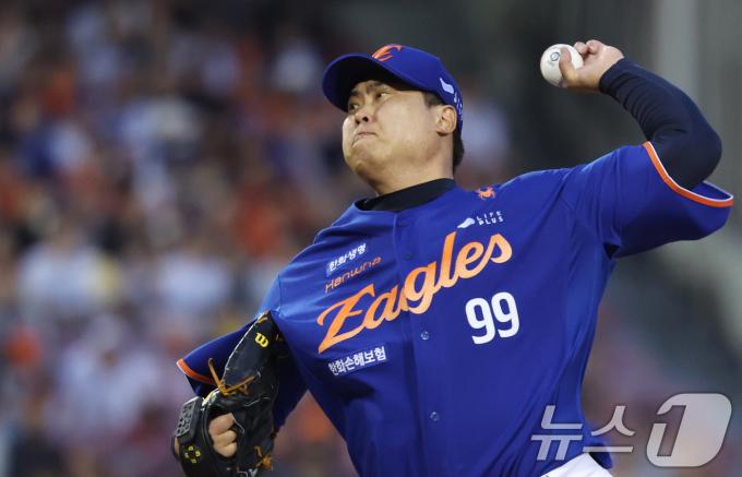 8일 오후 서울 송파구 잠실야구장에서 열린 프로야구 '2025 신한 SOL뱅크 KBO 리그' 한화 이글스와 LG 트윈스의 경기에서 3회말 한화 류현진이 역투하고 있다. 2025.8.8/뉴스1 ⓒ News1 김명섭 기자