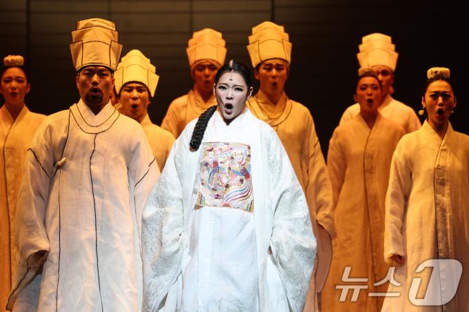 한국의 대표적인 창작 뮤지컬 '명성황후'. 사진은 30주년 기념 프레스콜에서 명성황후 역의 김소현이 열연하는 모습 / 뉴스1ⓒ News1 오대일 기자