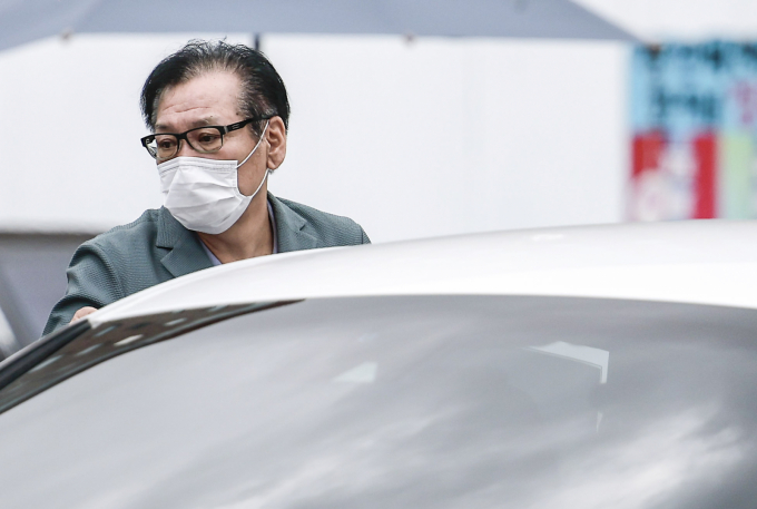 김건희 여사의 각종 의혹을 수사 중인 김건희 특검팀(특별검사 민중기)이 '건진법사' 전성배씨를 구속 후 처음으로 소환해 12시간 동안 조사했다. 사진은 지난 21일 서울 종로구 KT광화문빌딩 웨스트에 마련된 김건희 특검 사무실에 출석한 건진법사 전성배씨. /사진=뉴시스