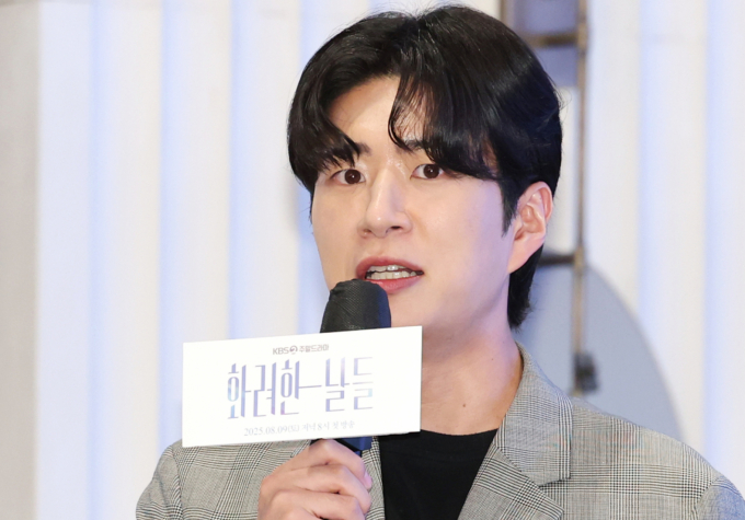 사진은 지난 6일 서울 구로구 더세인트에서 열린 KBS 2TV 새 주말드라마 '화려한 날들'(극본 소현경/ 연출 김형석) 제작발표회에 참석한 김진웅 KBS 아나운서. /사진=뉴스1