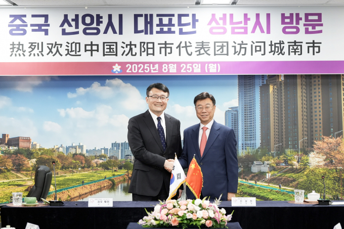 신상진 성남시장(오른쪽)이 25일 시청 제1회의실에서 자오웨이 중국 선양시 부시장을 만나 기념사진을 찍고 있다. /사진제공=성남시