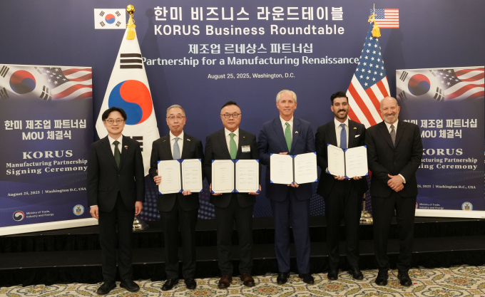 25일(현지시각) 미국 워싱턴 D.C.에서 ‘한미 비즈니스 라운드 테이블’ 직후 진행된 SMR 사업협력을 위한 양해각서(MOU) 체결식에서 참석자들이 기념촬영을 하고 있다. 왼쪽부터 김정관 산업통상자원부 장관, 박지원 두산에너빌리티 회장, 황주호 한수원 사장, 클레이 셀(Clay Sell) 엑스-에너지 CEO, 섀넌 켈로그(Shannon Kellogg) AWS 부사장, 하워드 러트닉(Howard Lutnick) 미국 상무부 장관. /사진=두산에너빌리티