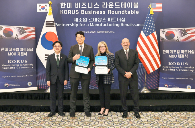 조원태 한진그룹 회장이 보잉 차세대 고효율 항공기 103대 구매 계약 등을 담은 70조원 규모의 대한항공 대미 투자 계획을 내놨다. 사진은 관련 협약식에 참석했던 김정관(왼쪽부터) 산업통상자원부장관, 조원태 한진그룹 회장, 스테파니 포프 보잉 상용기 부문 사장 겸 최고 경영자, 하워드 러트닉 미국 상무부 장관. /사진=대한항공