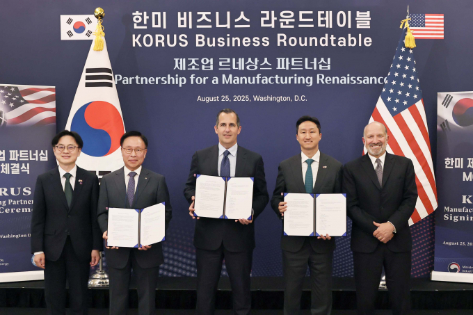 HD현대가 25일(현지시각) 미국 워싱턴 DC에 위치한 윌라드 인터콘티넨탈 호텔에서 '한미 조선산업 공동 투자 프로그램 조성을 위한 양해각서(MOU)'를 체결했다. 사진 왼쪽부터 김정관 산업통상자원부 장관, 김복규 한국산업은행 수석부행장, 프랭크 브루노 서버러스 캐피탈 최고경영자, 정기선 HD현대 수석부회장, 하워드 러트닉 미국 상무부 장관. /사진=HD현대
