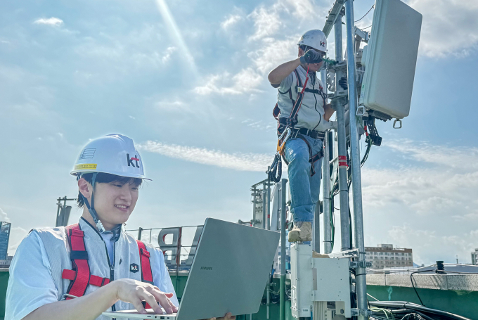 KT가 국내 최초로 상용 5G 망에서 인공지능 기반 무선접속망(AI-RAN) 기술 검증에 나섰다. 사진은 KT 직원들이 AI-RAN 기술 검증을 진행하는 모습. /사진=KT