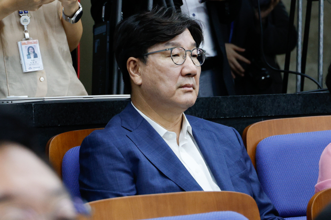 김건희 특검팀(민중기 특별검사)이 오는 27일 통일교로부터 불법 정치자금을 전달받았다는 의혹을 받는 권성동 국민의힘 의원에 대해 피의자 소환 조사를 진행할 계획이다. 사진은 권 의원이 지난 21일 서울 여의도 국회에서 열린 의원총회에 참석한 모습. /사진=뉴스1 
