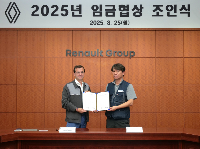 르노코리아가 '2025 임금협상 조인식'을 진행했다. 사진은 지난 25일 부산공장에서 열린 2025년 임금협상 조인식에 참석한 스테판 드블레즈(왼쪽) 르노코리아 사장과 박종규 노동조합 위원장. /사진=르노코리아