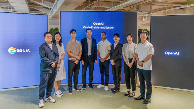 허윤홍 GS건설 대표(사진 왼쪽 4번째)와 관계자, OpenAI 담당자들이 지난 21일 서울 종로구 GS건설 본사에서 기념사진을 촬영하고 있다. /사진=GS건설